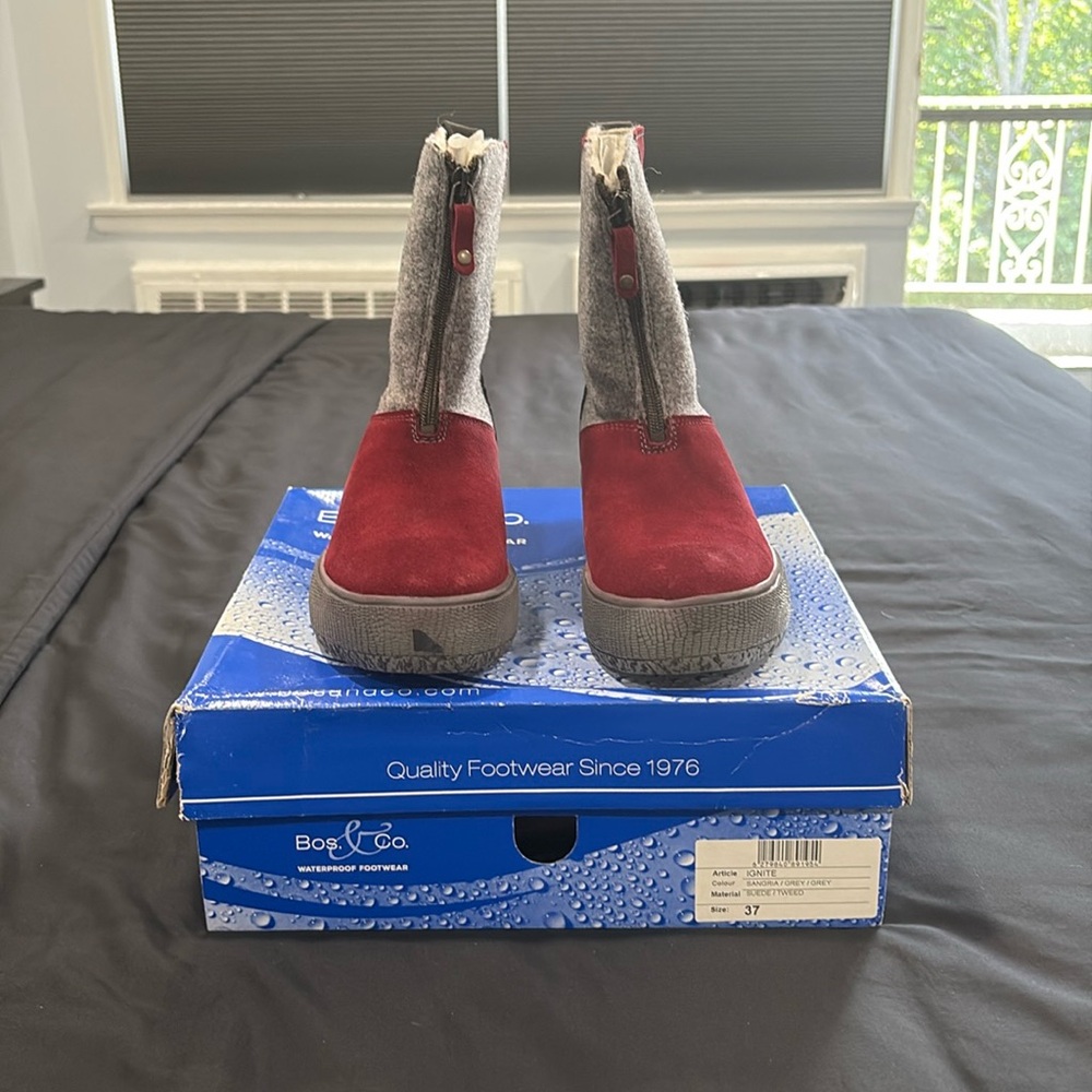 Bos. & Co. Womens Ignite sangria/ grey Boots (NWT)